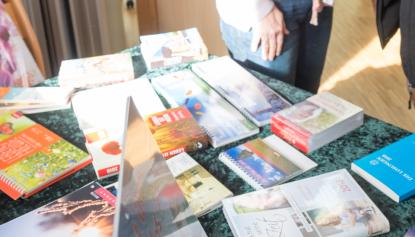 Büchertisch