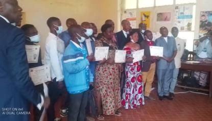 Offizielle Übergabe der Abschlusszeugnisse der Berufsausbildung an die erfolgreichen Auszubildenden durch den Stellvertreter des Gouverneurs der Provinz Süd-Kivu nach Verkündung der  Ergebnisse durch den Inspekteur