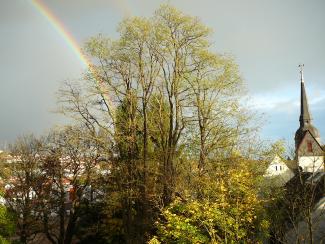 Kirche unter Regenbogen Kirche unter Regenbogen