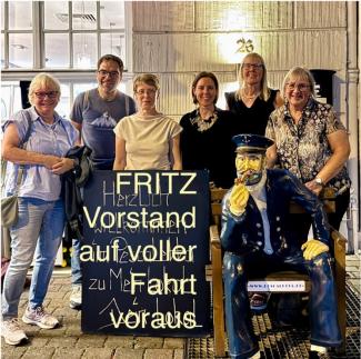 Der erweiterte Vorstand des FRITZ Familienzentrums beim ersten Ausflug (von links nach rechts): Patricia Garnadt, Pfarrer Stefan Comes, Tanja Voß, Nicole Schmid, Hilde Jansen und Carola Hehner. Nicht dabei: Katrin Groß und Eva Siebert. Der erweiterte Vorstand des FRITZ Familienzentrums beim ersten Ausflug (von links nach rechts): Patricia Garnadt, Pfarrer Stefan Comes, Tanja Voß, Nicole Schmid, Hilde Jansen und Carola Hehner. Nicht dabei: Katrin Groß und Eva Siebert.