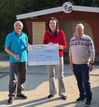 Eberhard Ries und Alois Ernst von den Gusbach-Boules übergaben den sym-bolischen Spendenscheck an die Vorsitzende des Diakoniefördervereins Petra Heckmann
