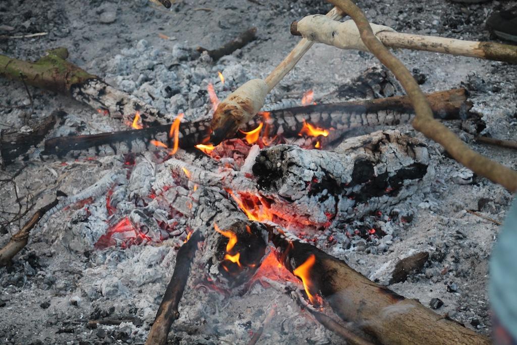 Stockbrot während Kinderfreizeit Stockbrot während Kinderfreizeit